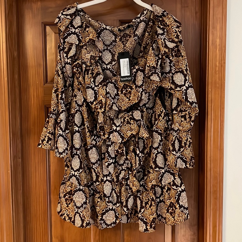 Women’s boohoo animal print, ruffle dress with tie waist. Extremely flattering.